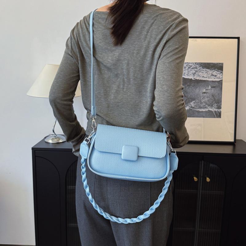 2025 new niche high-end shoulder bag fashion bag summer versatile messenger bag small square bag women s bag
2025 new niche high-end shoulder bag fashion bag summer versatile messenger bag small square bag women s bag