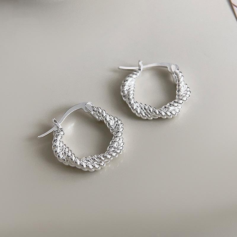 Минималистичные серьги-узлы в корейском стиле с закрученными звеньями: Тренд для женщин, рекомендованный блогерами
Минималистичные серьги-узлы в корейском стиле с закрученными звеньями: Тренд для женщин, рекомендованный блогерами