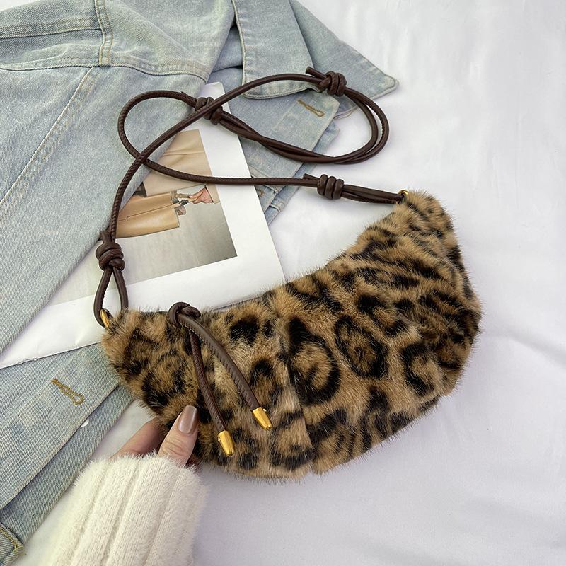 Yogodlns Leopard Print Faux Fur Shoulder Bag Vintage Women Plush Warm Adjustable Strap Crossbody Bag 29x7x13cm хаки
Yogodlns Leopard Print Faux Fur Shoulder Bag Vintage Women Plush Warm Adjustable Strap Crossbody Bag 29x7x13cm хаки