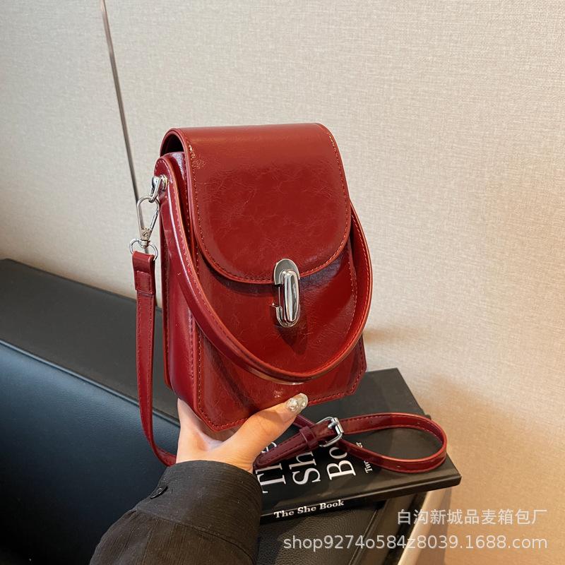 Французская нишевая мода универсальная портативная маленькая сумка женская 2025 новая трендовая темпераментная универсальная на одно плечо мессенджер сумка для мобильного телефона красный
Французская нишевая мода универсальная портативная маленькая сумка женская 2025 новая трендовая темпераментная универсальная на одно плечо мессенджер сумка для мобильного телефона красный