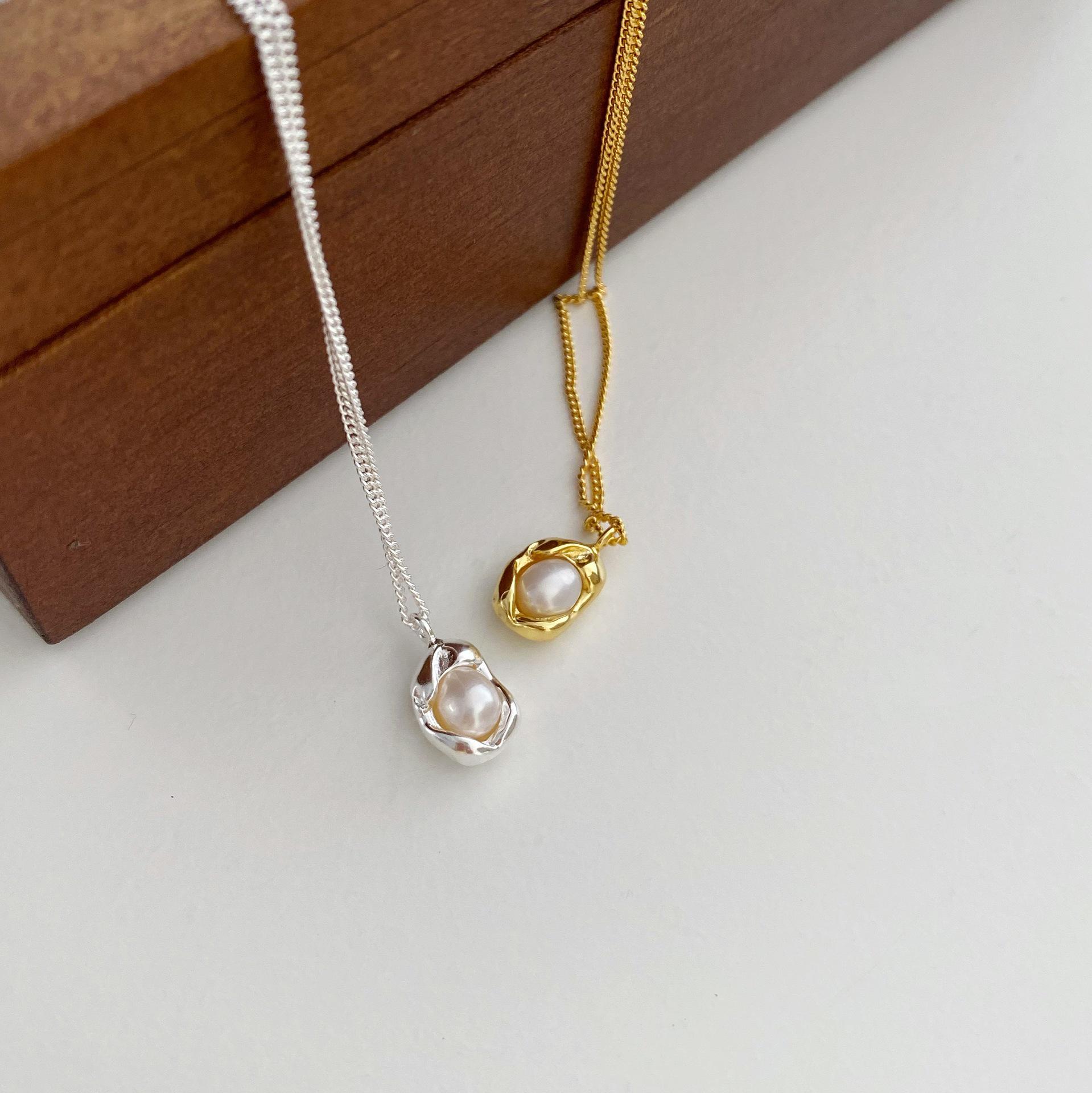 Japanese & Korean Minimalist Peanut Pearl Necklace: Gold/Silver Clavicle Chain with Children s Lock
Japanese & Korean Minimalist Peanut Pearl Necklace: Gold/Silver Clavicle Chain with Children s Lock
