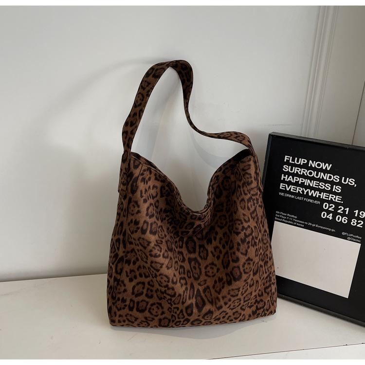 Премиальная замшевая сумка-тоут новый тренд моды сумка через плечо большая вместимость ретро сумка-подмышка для通勤
Премиальная замшевая сумка-тоут новый тренд моды сумка через плечо большая вместимость ретро сумка-подмышка для通勤