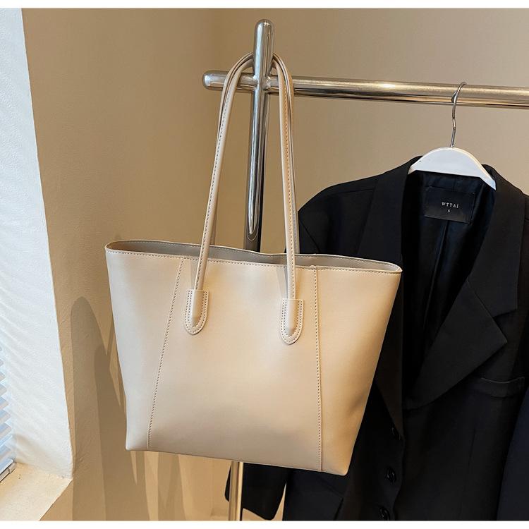 Premium sense simple Maillard tote bag women s 2025 autumn new large-capacity shoulder bag чорний
Premium sense simple Maillard tote bag women s 2025 autumn new large-capacity shoulder bag чорний