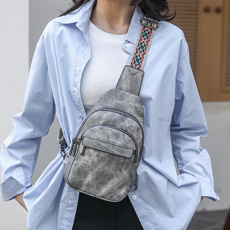 Женская нагрудная сумка и сумка через плечо
Женская нагрудная сумка и сумка через плечо