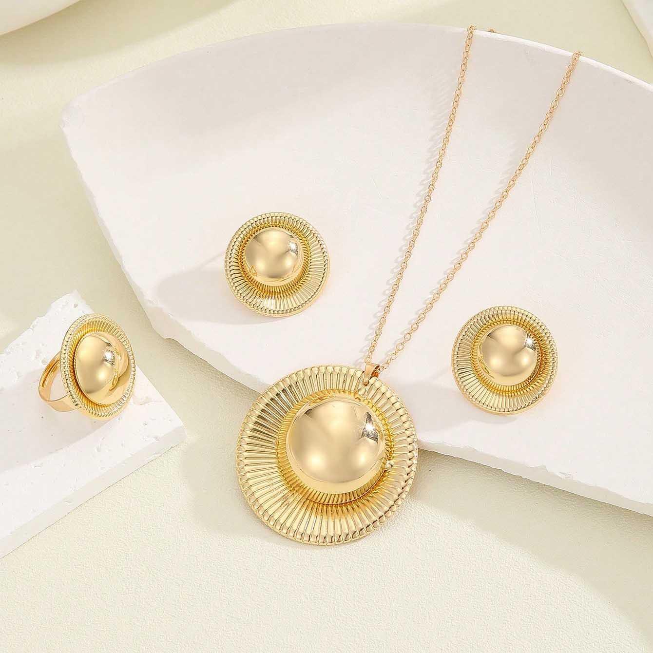 Модные украшения для женщин золотой
Модные украшения для женщин золотой