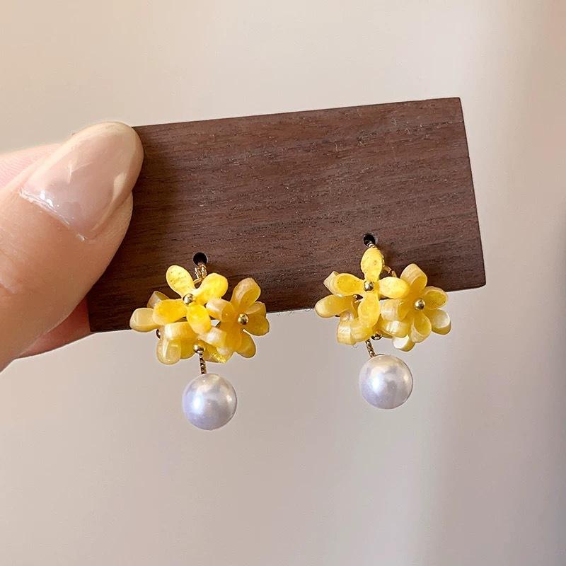 Super fairy yellow osmanthus pearl earrings women s summer small fresh and sweet temperament earrings niche design ear jewelry
Super fairy yellow osmanthus pearl earrings women s summer small fresh and sweet temperament earrings niche design ear jewelry