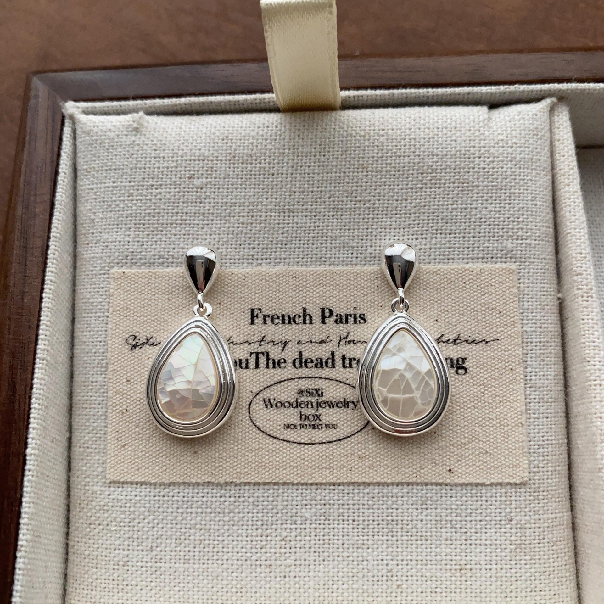 Fashion double-layer water drop fritillary stud earrings, light luxury, gentle and elegant temperament, advanced sense, daily versatile earrings
Fashion double-layer water drop fritillary stud earrings, light luxury, gentle and elegant temperament, advanced sense, daily versatile earrings