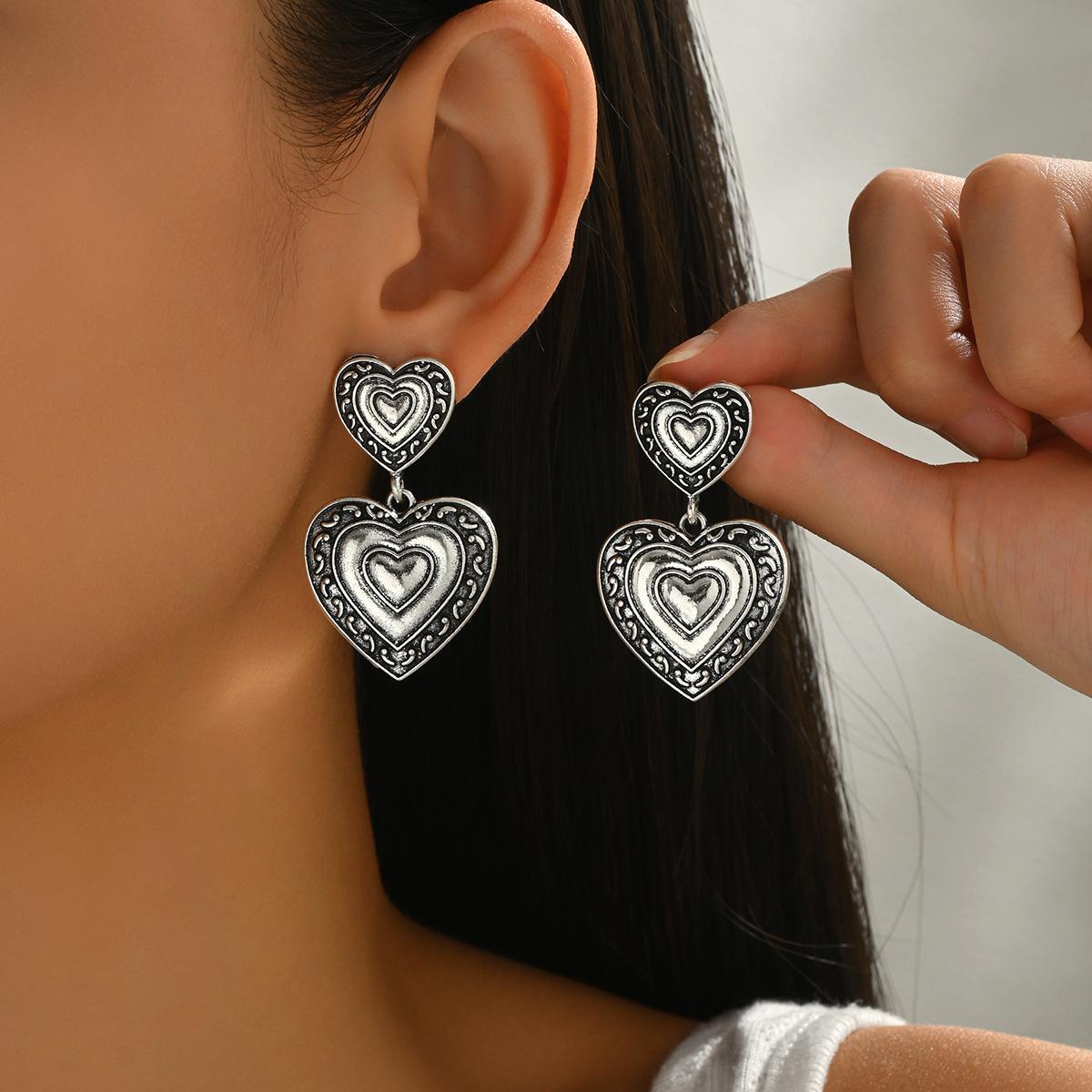 Gothic heart-shaped earrings, European, American retro and medieval exaggerated design, silver peach heart stud earrings, earrings.
Gothic heart-shaped earrings, European, American retro and medieval exaggerated design, silver peach heart stud earrings, earrings.