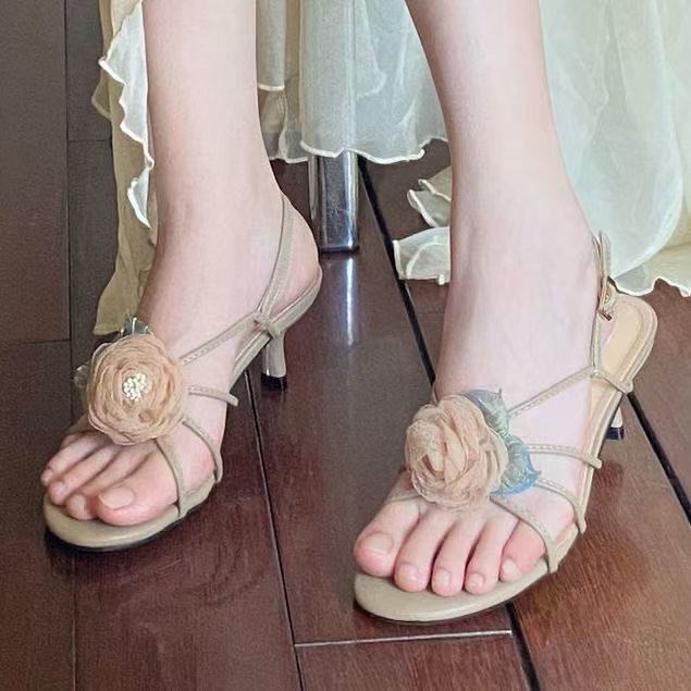 2025 new fairy cat heel one-word buckle with open-toed stiletto sandals small high heels female French retro camellia 35
2025 new fairy cat heel one-word buckle with open-toed stiletto sandals small high heels female French retro camellia 35