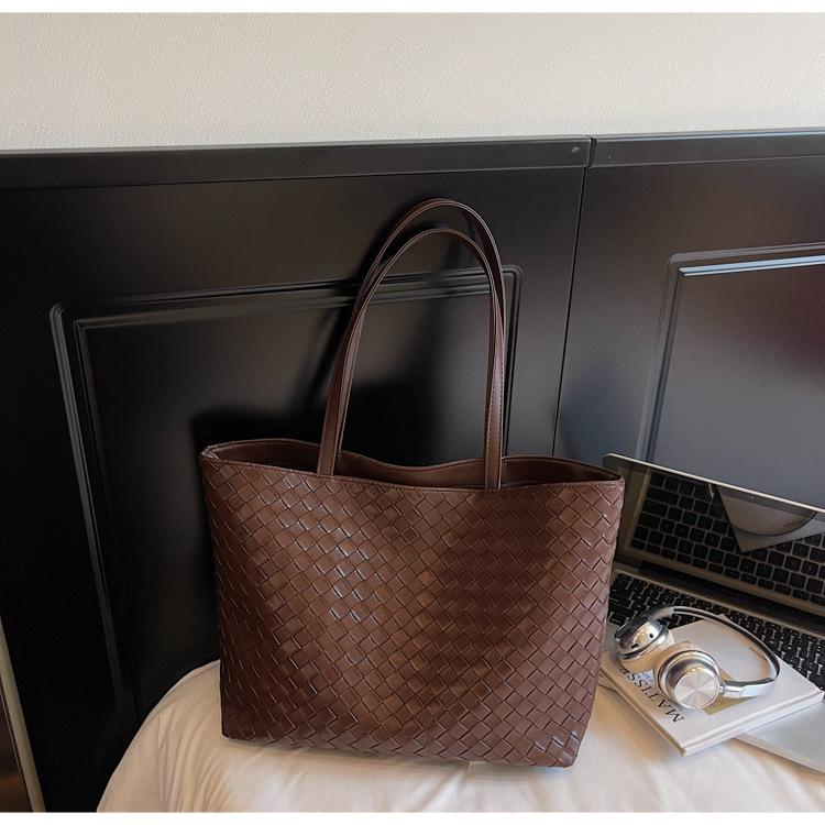 Модная ретро плетеная большая сумка женская 2025 новая большая вместительная повседневная сумка через плечо модная сумка-багет темно-коричневого
Модная ретро плетеная большая сумка женская 2025 новая большая вместительная повседневная сумка через плечо модная сумка-багет темно-коричневого