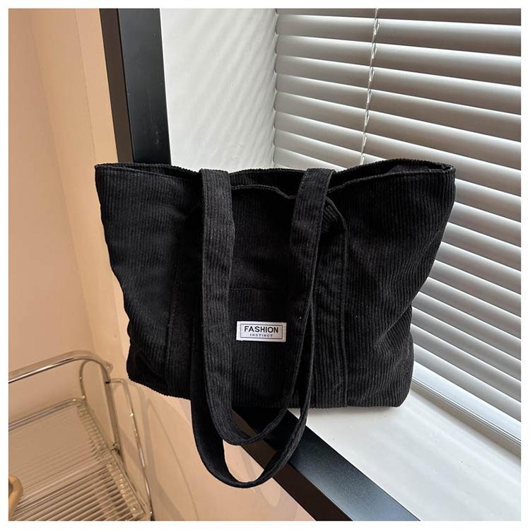 Повседневная простая сумка большой вместимости женская зимняя новая мода 2024 года контрастного цвета универсальная вельветовая сумка через плечо чёрный
Повседневная простая сумка большой вместимости женская зимняя новая мода 2024 года контрастного цвета универсальная вельветовая сумка через плечо чёрный