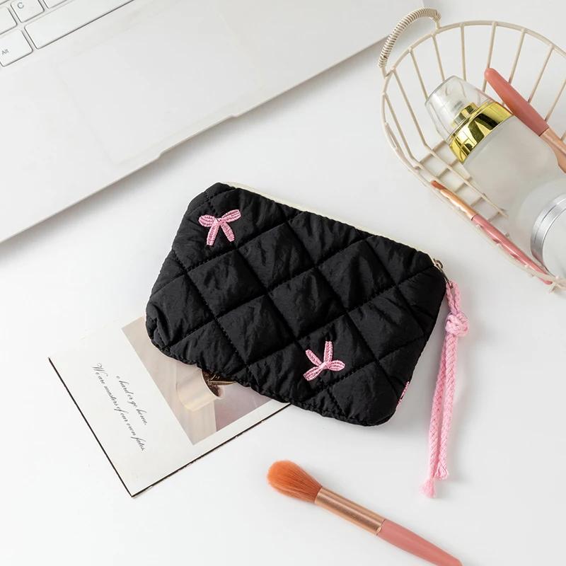 Косметичка с цветочным бантом, маленькая квадратная сумка для макияжа на молнии, портативное хранилище для помады, кошелек для монет для женщин
Косметичка с цветочным бантом, маленькая квадратная сумка для макияжа на молнии, портативное хранилище для помады, кошелек для монет для женщин