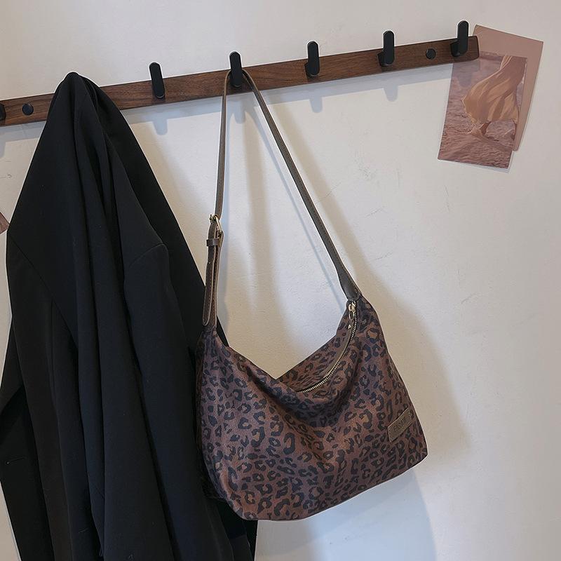 Сумка большой вместимости с леопардовым принтом для осени и зимы, новая мода и досуг 2025 года, сумка-мессенджер в стиле ретро
Сумка большой вместимости с леопардовым принтом для осени и зимы, новая мода и досуг 2025 года, сумка-мессенджер в стиле ретро