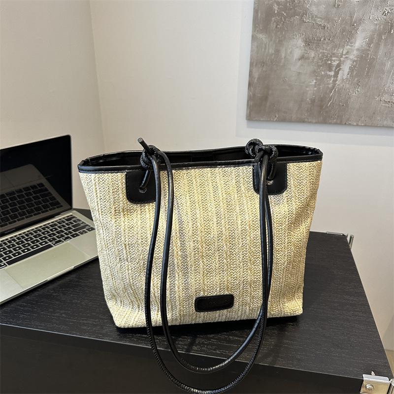 Модная и простая сумка через плечо для женщин на лето, новая большая вместительная сумка для пляжного отдыха и досуга Small
Модная и простая сумка через плечо для женщин на лето, новая большая вместительная сумка для пляжного отдыха и досуга Small