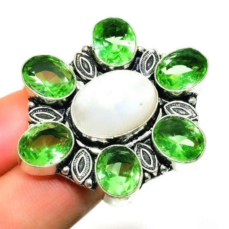 Радужный лунный камень Цаворит, посеребренное кольцо 925 пробы, размер кольца 9,5
Радужный лунный камень Цаворит, посеребренное кольцо 925 пробы, размер кольца 9,5