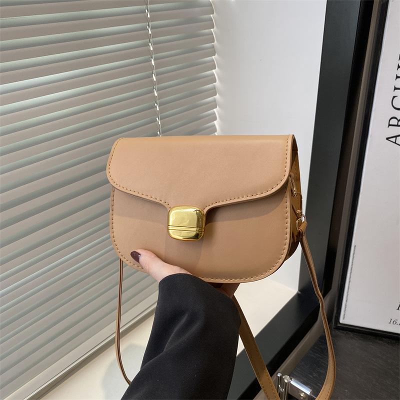 Весна и лето новая универсальная однотонная простая высококачественная текстурная темпераментная сумка через плечо, сумка-мессенджер, сумка-седло, женская сумка хаки
Весна и лето новая универсальная однотонная простая высококачественная текстурная темпераментная сумка через плечо, сумка-мессенджер, сумка-седло, женская сумка хаки