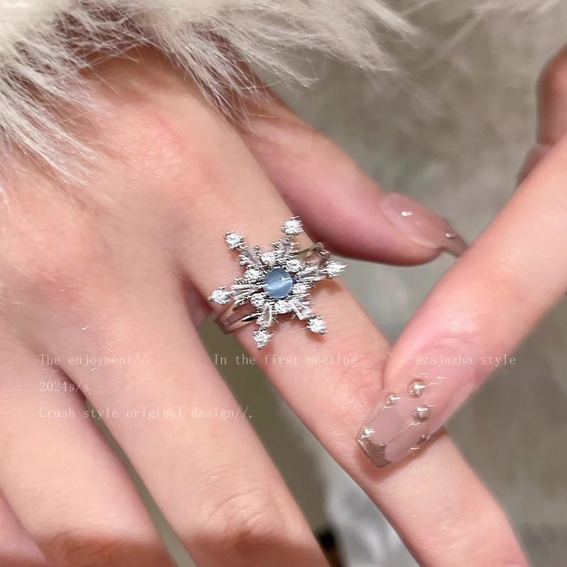 Zircon Snowflake Ring - A Unique and Stylish Ring for The Little Fingers, Suitable for All Occasions, High-end and Adjustable Finger Ring. Blue cat eye
Zircon Snowflake Ring - A Unique and Stylish Ring for The Little Fingers, Suitable for All Occasions, High-end and Adjustable Finger Ring. Blue cat eye