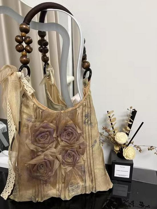 Retro Chinese-Style Plant-Dyed Rose Pleated Tote Bag with Large Capacity
Retro Chinese-Style Plant-Dyed Rose Pleated Tote Bag with Large Capacity