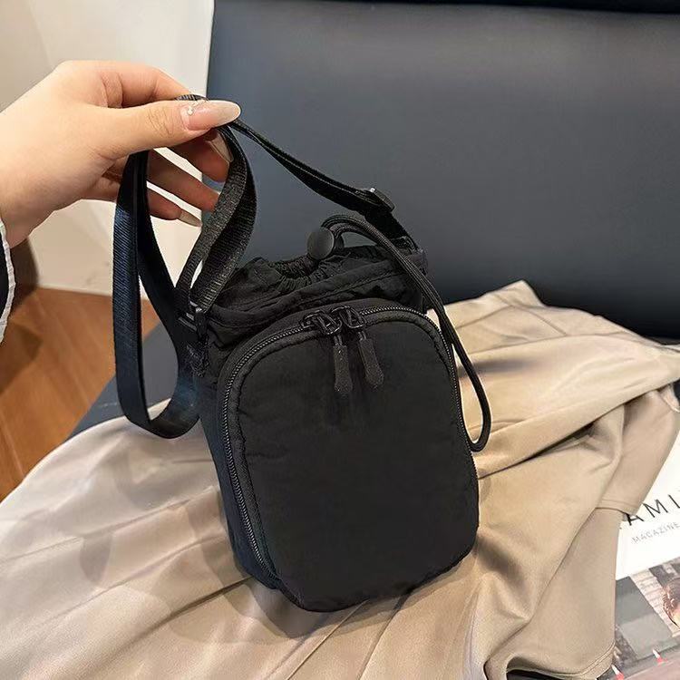 Японская простая мини-нейлоновая сумка женская простая повседневная и легкая сумка для мобильного телефона выстиранная наплечная сумка спортивная портативная маленькая сумка
Японская простая мини-нейлоновая сумка женская простая повседневная и легкая сумка для мобильного телефона выстиранная наплечная сумка спортивная портативная маленькая сумка