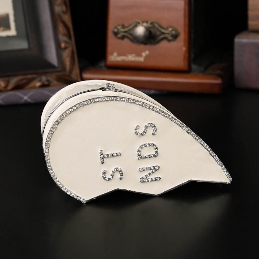 White crescent moon jewelry box, exquisite storage, ring stud earrings, jewelry storage, flip cover, dust-proof desktop ornament storage 10.5*6*5 білий
White crescent moon jewelry box, exquisite storage, ring stud earrings, jewelry storage, flip cover, dust-proof desktop ornament storage 10.5*6*5 білий