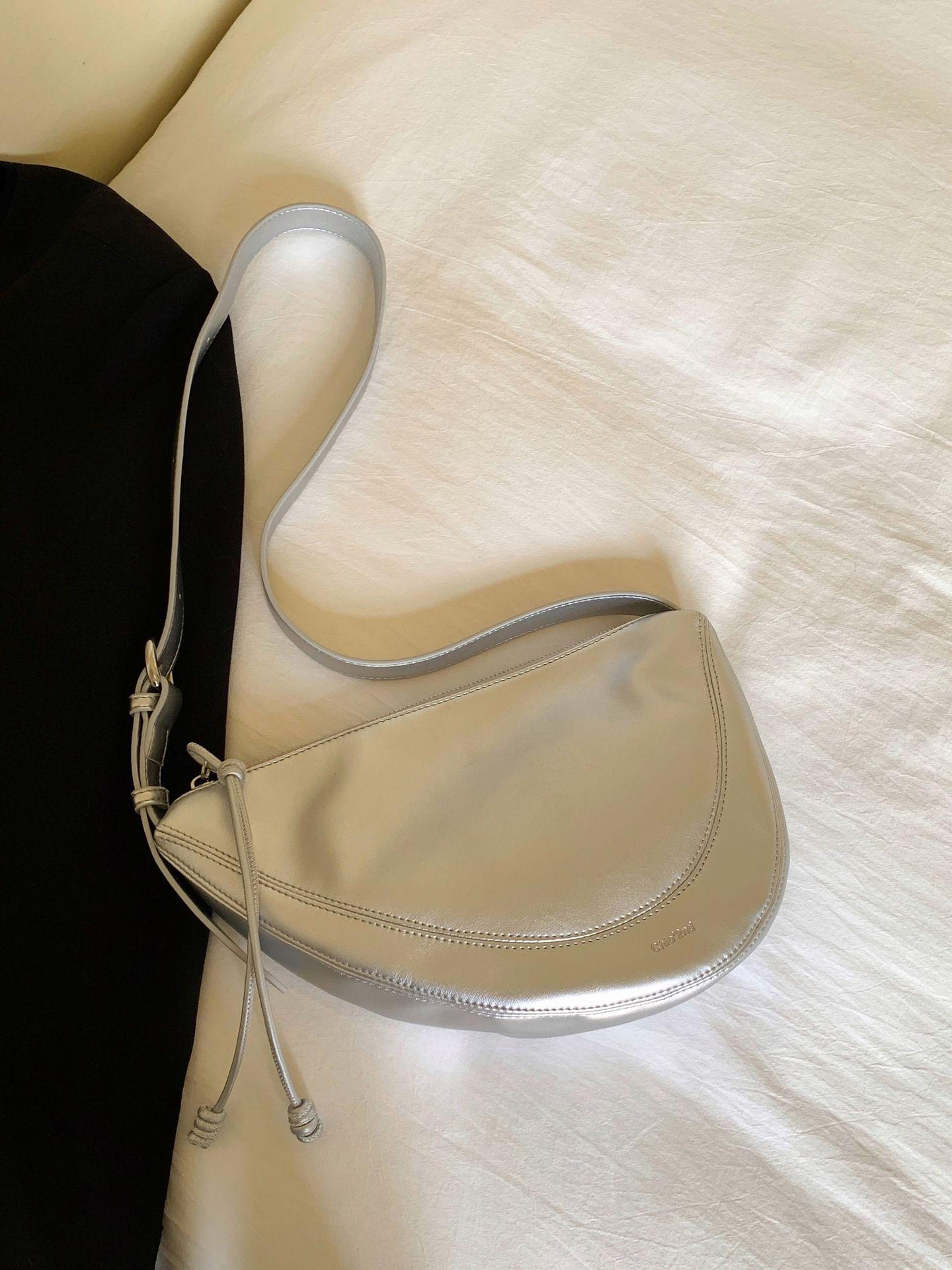 Crescent horn armpit bag women s 2024 new summer unique niche shoulder messenger bag срібний
Crescent horn armpit bag women s 2024 new summer unique niche shoulder messenger bag срібний