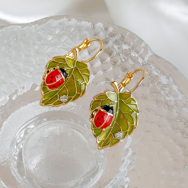 Korean Fashion Gold Plated Metal Dangle Earrings For Women Enamel Leaf Ladybug Rhinestone Wholesale Party Holiday Jewelry червоний
Korean Fashion Gold Plated Metal Dangle Earrings For Women Enamel Leaf Ladybug Rhinestone Wholesale Party Holiday Jewelry червоний
