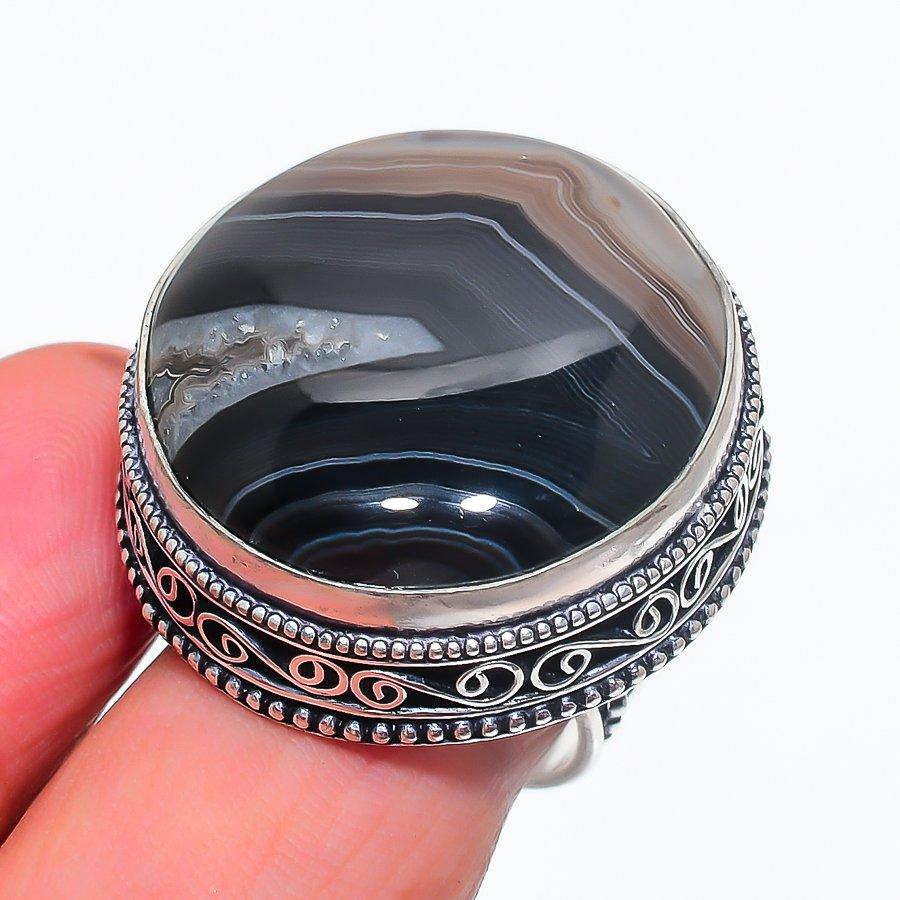 Кольцо из серебра 925 пробы с натуральным полосчатым агатом, размер 7 S3U01
Кольцо из серебра 925 пробы с натуральным полосчатым агатом, размер 7 S3U01