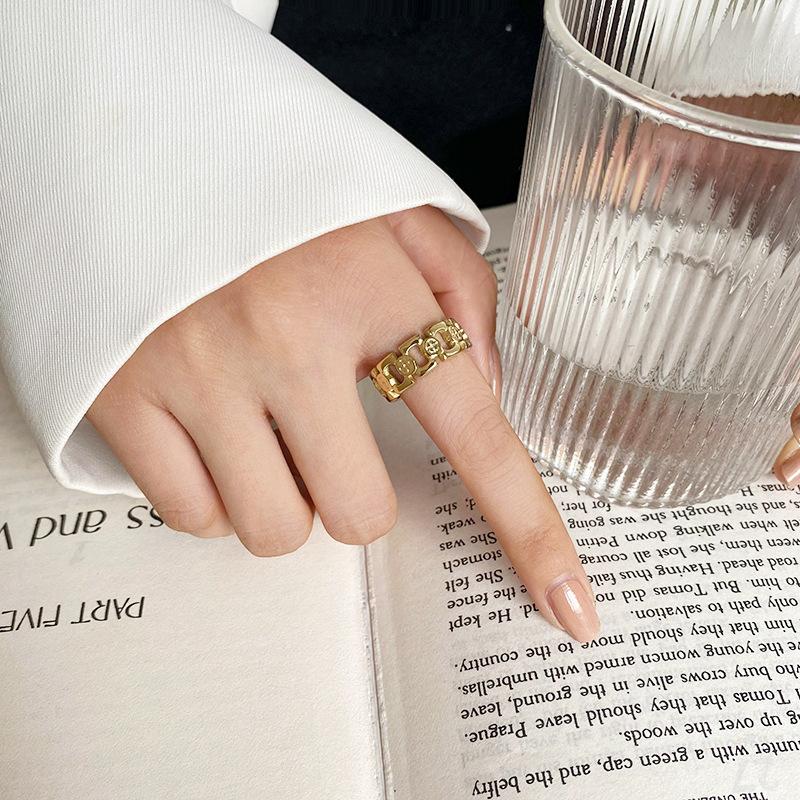 Легкое роскошное трендовое открытое кольцо из титановой стали в стиле хип-хоп с нейтральной модой и простотой + дизайн крестообразной ниши
Легкое роскошное трендовое открытое кольцо из титановой стали в стиле хип-хоп с нейтральной модой и простотой + дизайн крестообразной ниши