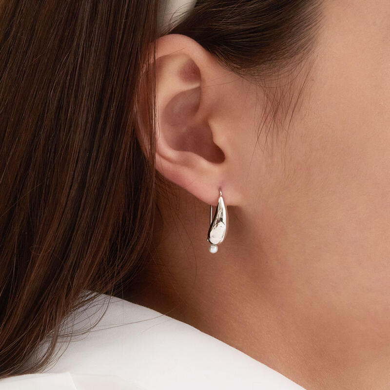 Dewey earrings single
Dewey earrings single