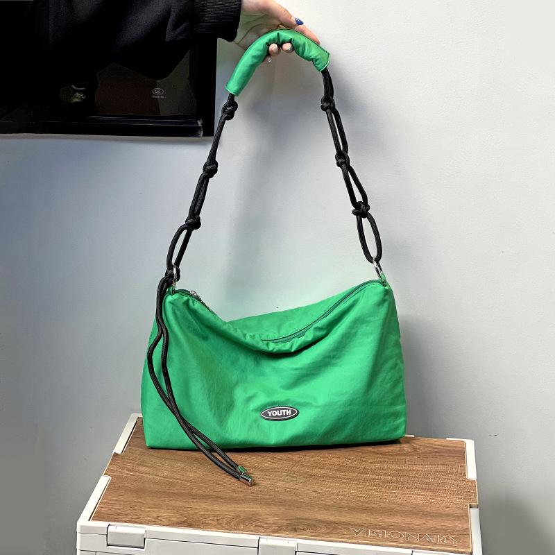 Spring and summer nylon messenger bag fashion large capacity dumpling bag casual cloth bag fast fashion sale Length 35*height 20*width 11cm зелений
Spring and summer nylon messenger bag fashion large capacity dumpling bag casual cloth bag fast fashion sale Length 35*height 20*width 11cm зелений