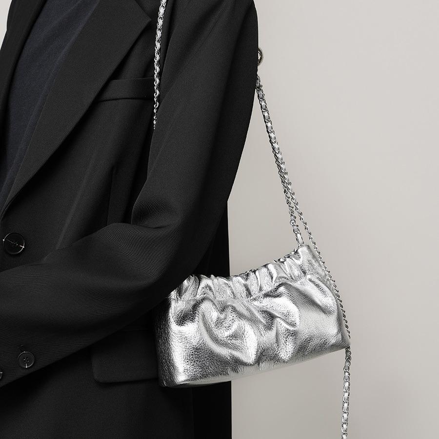 Folded Cloud Bag, New Underarm Chain Bag, Cowhide Shoulder Messenger Bag, Golden Ball Bag.
Folded Cloud Bag, New Underarm Chain Bag, Cowhide Shoulder Messenger Bag, Golden Ball Bag.