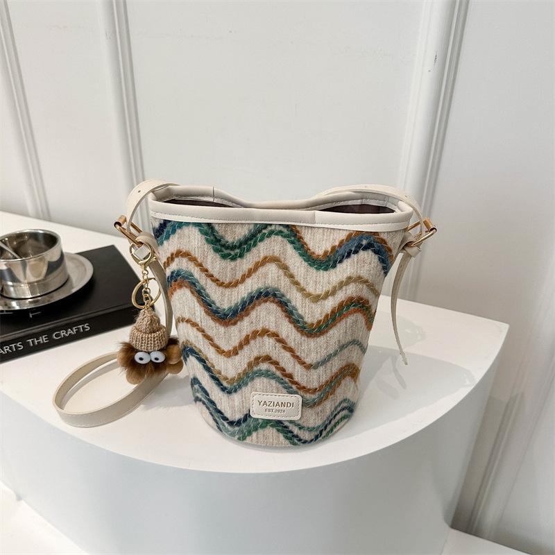 Korean Style Personalized Shoulder Bag Women s New Fashionable Simple Bucket Bag Casual Contrasting Crossbody Bag Women s Bag No pendant
Korean Style Personalized Shoulder Bag Women s New Fashionable Simple Bucket Bag Casual Contrasting Crossbody Bag Women s Bag No pendant
