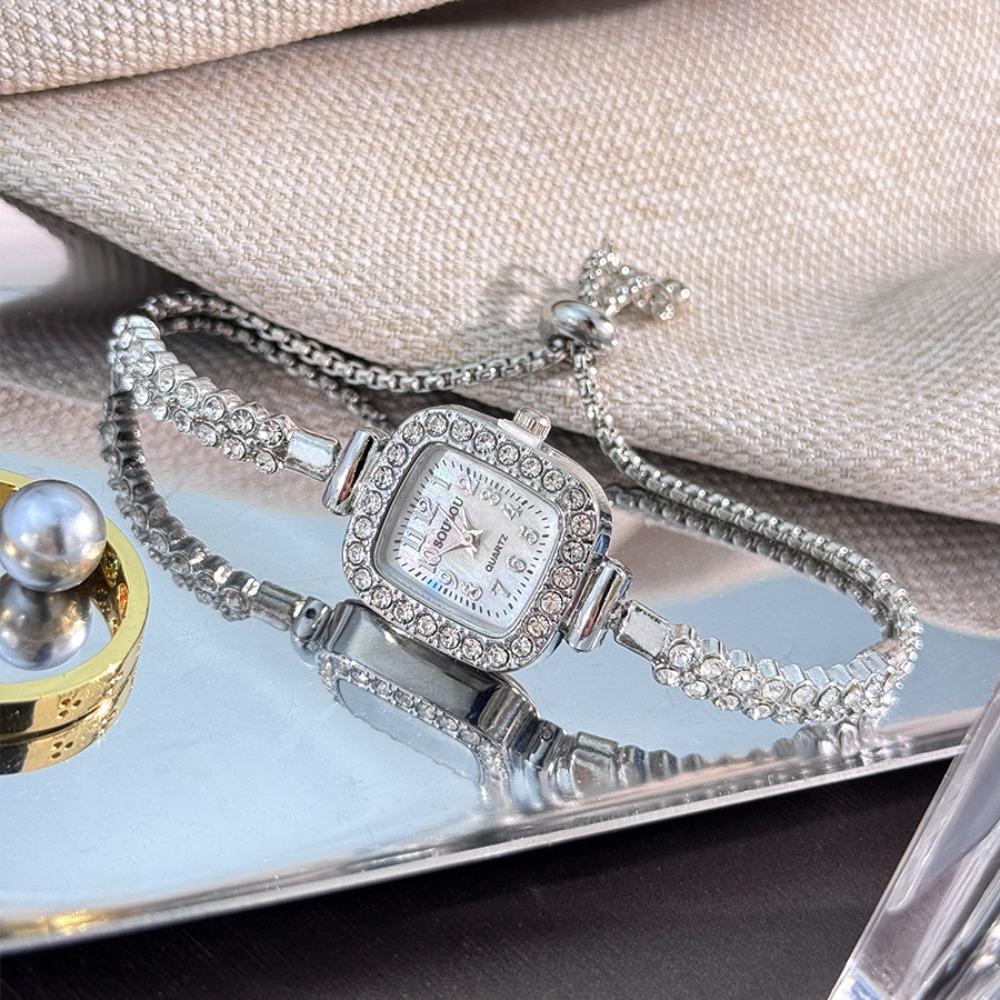 New Double-row Diamond Ladies Small Square Watch Bracelet Arabic Numerals Women Wristwatch Simple Quartz Watch Student серебряный
New Double-row Diamond Ladies Small Square Watch Bracelet Arabic Numerals Women Wristwatch Simple Quartz Watch Student серебряный