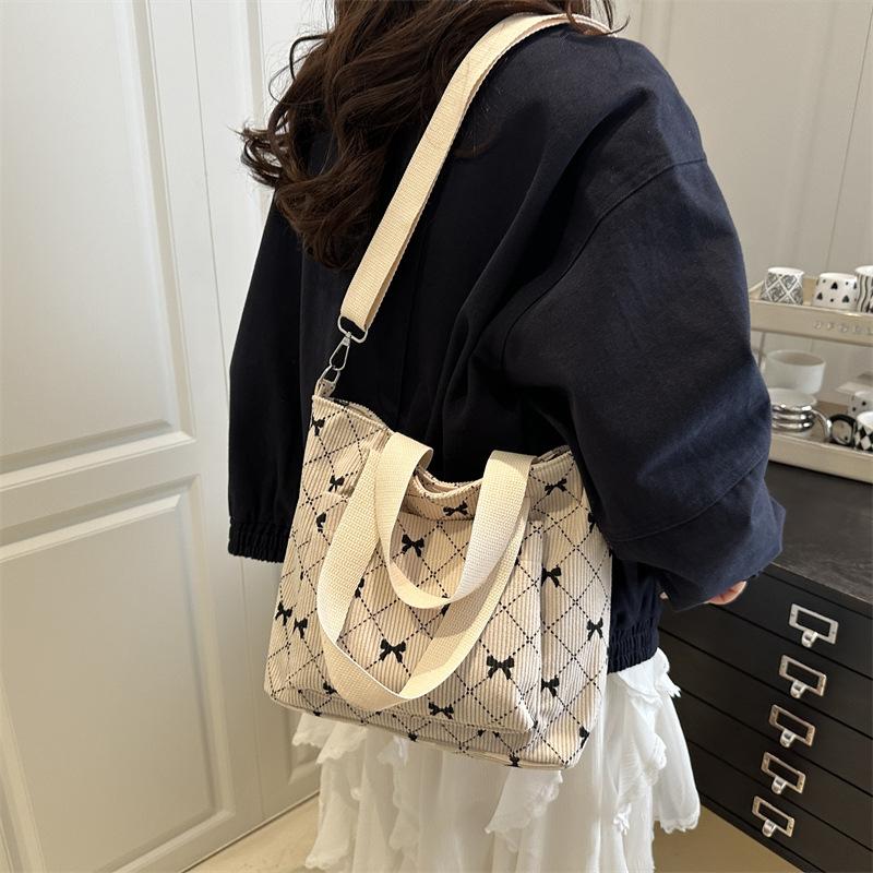 Large capacity fashion new lazy style bow student new casual simple shoulder tote handbag синий
Large capacity fashion new lazy style bow student new casual simple shoulder tote handbag синий