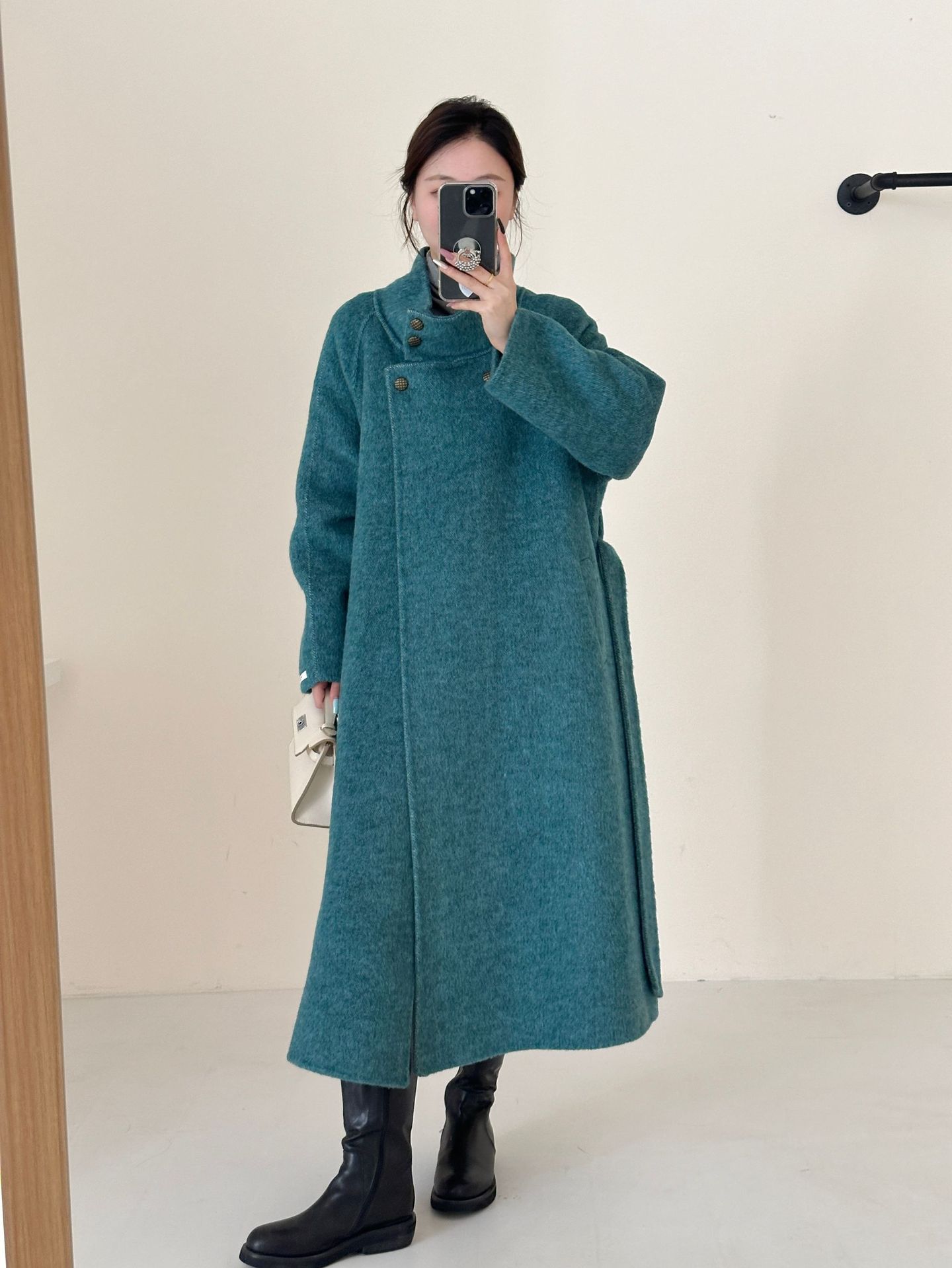 Solid color extended stand-up collar, shoulder sleeves, laces, wool double-sided cashmere coat, high-end temperament, woolen coat for women S синій
Solid color extended stand-up collar, shoulder sleeves, laces, wool double-sided cashmere coat, high-end temperament, woolen coat for women S синій