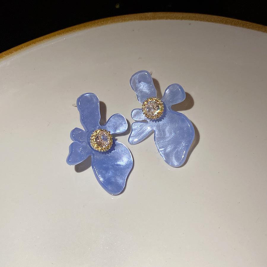 Silver needle zircon resin flower earrings Korean simple small fresh stud earrings sweet fashion niche earrings women
Silver needle zircon resin flower earrings Korean simple small fresh stud earrings sweet fashion niche earrings women