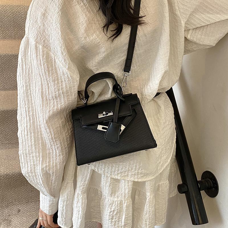 Spring new fashion trend versatile portable shoulder messenger women s bag чорний
Spring new fashion trend versatile portable shoulder messenger women s bag чорний
