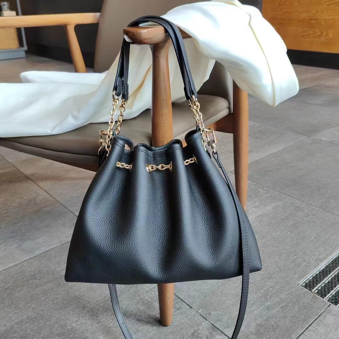 Cross Border Genuine Leather Women s Bag Shoulder Bag 2026 New Tote Bag Women s Large Capacity High-end Soft Leather Bucket Bag Trend 29x11x22cm чёрный
Cross Border Genuine Leather Women s Bag Shoulder Bag 2026 New Tote Bag Women s Large Capacity High-end Soft Leather Bucket Bag Trend 29x11x22cm чёрный