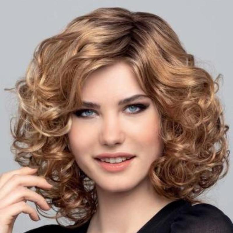 Женский короткий вьющийся парик с косой челкой для ежедневного стиля
Женский короткий вьющийся парик с косой челкой для ежедневного стиля