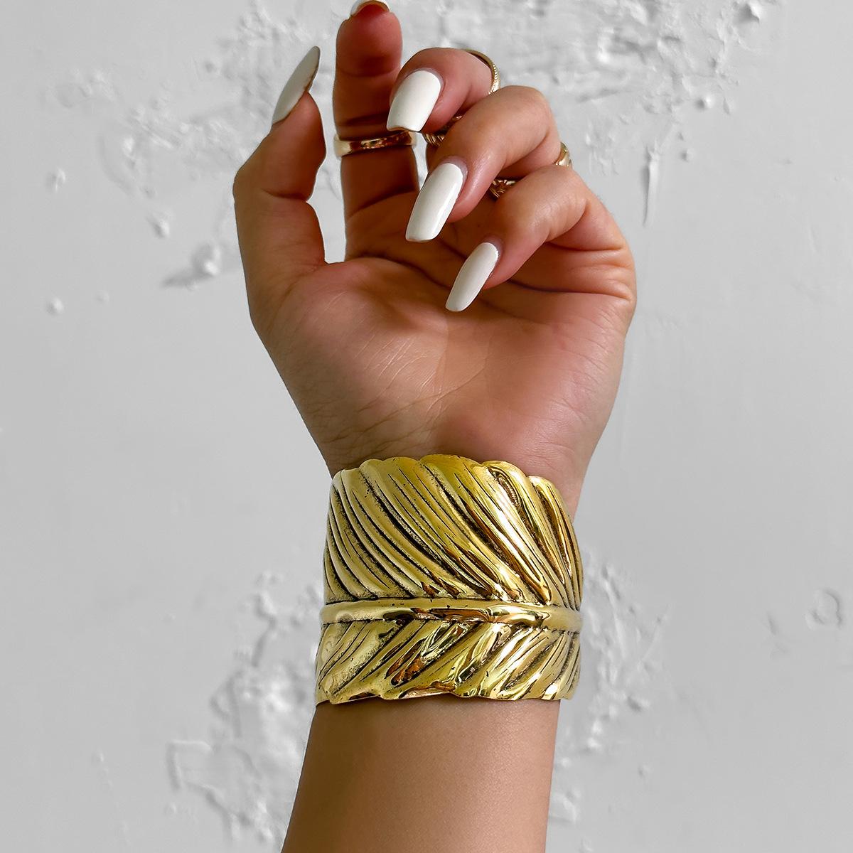Ethnic Style Old-Fashioned Craft Metal Feather Bracelet, Retro Personalized Geometric Wide-Sided Bracelet
Ethnic Style Old-Fashioned Craft Metal Feather Bracelet, Retro Personalized Geometric Wide-Sided Bracelet