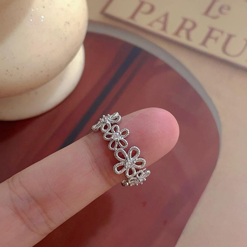Zircon hollow flower ring light luxury exquisite high sense index finger ring fashion versatile niche temperament jewelry
Zircon hollow flower ring light luxury exquisite high sense index finger ring fashion versatile niche temperament jewelry