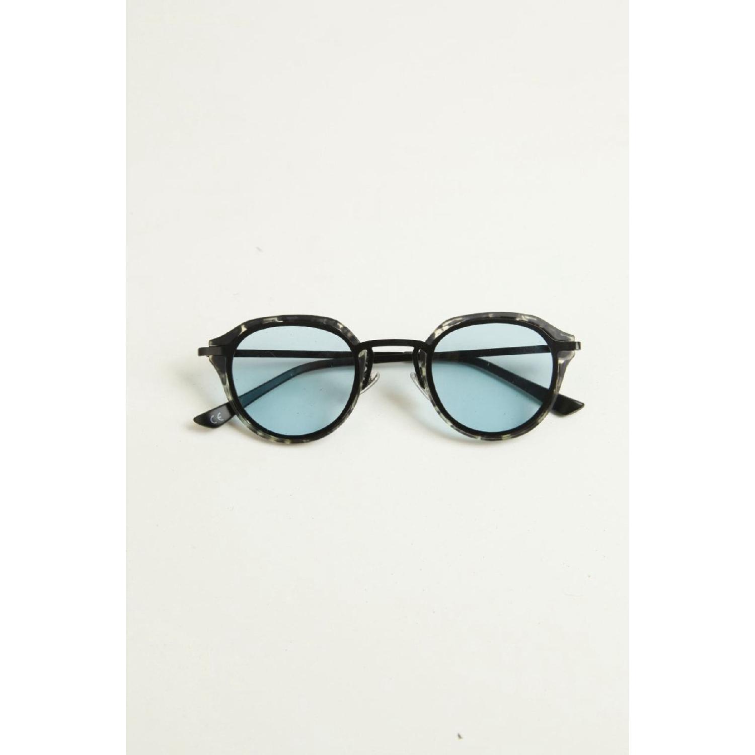 Овальные солнцезащитные очки Sonic — синее стекло с узорчатой оправой
Овальные солнцезащитные очки Sonic — синее стекло с узорчатой оправой