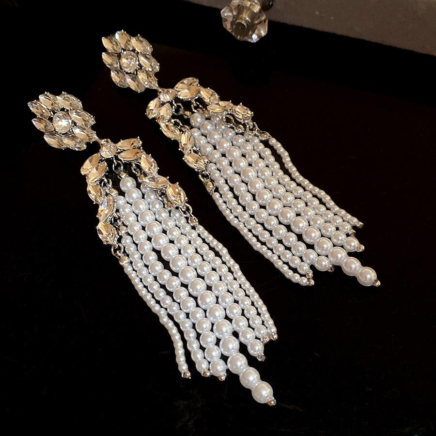 Silver Needle Diamond Pearl Fringed Earrings European and American Personality Exquisite Fashion Temperament Earrings Light Luxury High-end Earrings
Silver Needle Diamond Pearl Fringed Earrings European and American Personality Exquisite Fashion Temperament Earrings Light Luxury High-end Earrings