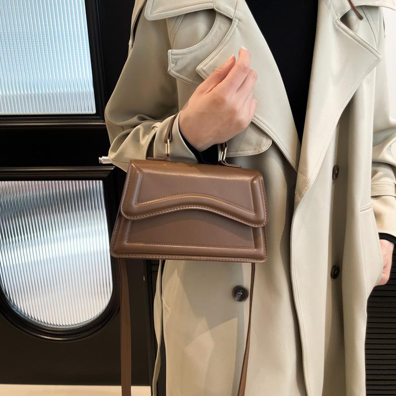 Модный простой нишевый дизайн конфетного цвета, сумка-инс, женская 2025 новая женская сумка, портативная сумка-мессенджер, маленькая квадратная сумка темно-коричневого
Модный простой нишевый дизайн конфетного цвета, сумка-инс, женская 2025 новая женская сумка, портативная сумка-мессенджер, маленькая квадратная сумка темно-коричневого