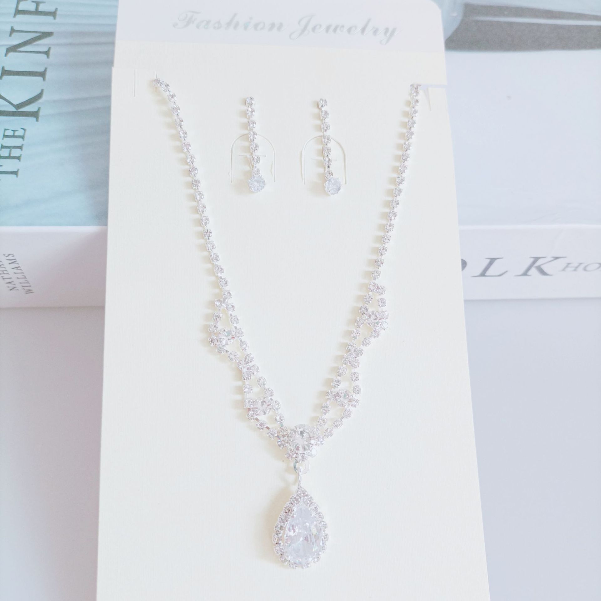 Jewelry Diamond Set Water Drops Full Diamond Earrings Necklace Studio Wedding Jewelry Bridal Dress Accessories
Jewelry Diamond Set Water Drops Full Diamond Earrings Necklace Studio Wedding Jewelry Bridal Dress Accessories