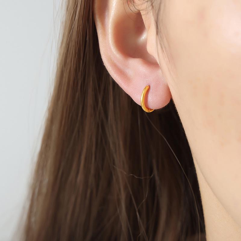 Гонконгские ретро серьги-кольца из титановой стали с 18-каратным золотым покрытием - Простые, стильные и уникальные женские украшения
Гонконгские ретро серьги-кольца из титановой стали с 18-каратным золотым покрытием - Простые, стильные и уникальные женские украшения