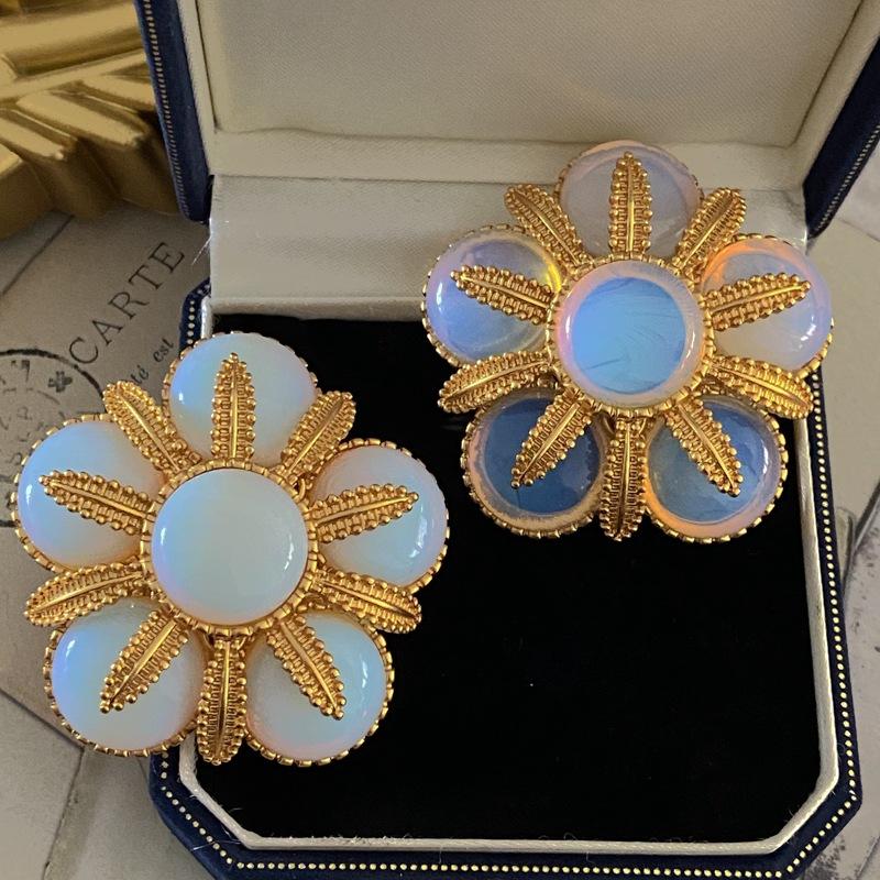 Women Men Vintage Baroque Heavy Industry Floral Rhinestone Badges Brooch Retro Palace Style Classic Flower Pin Jewelry
Women Men Vintage Baroque Heavy Industry Floral Rhinestone Badges Brooch Retro Palace Style Classic Flower Pin Jewelry