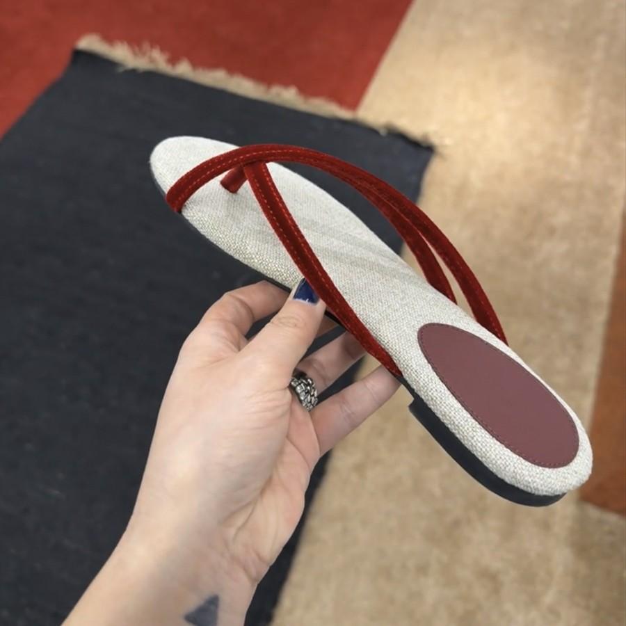 Cowhide version~ Extravagant niche beach vacation flat bottom toe flip-flops women wear New Year s sandals 35
Cowhide version~ Extravagant niche beach vacation flat bottom toe flip-flops women wear New Year s sandals 35