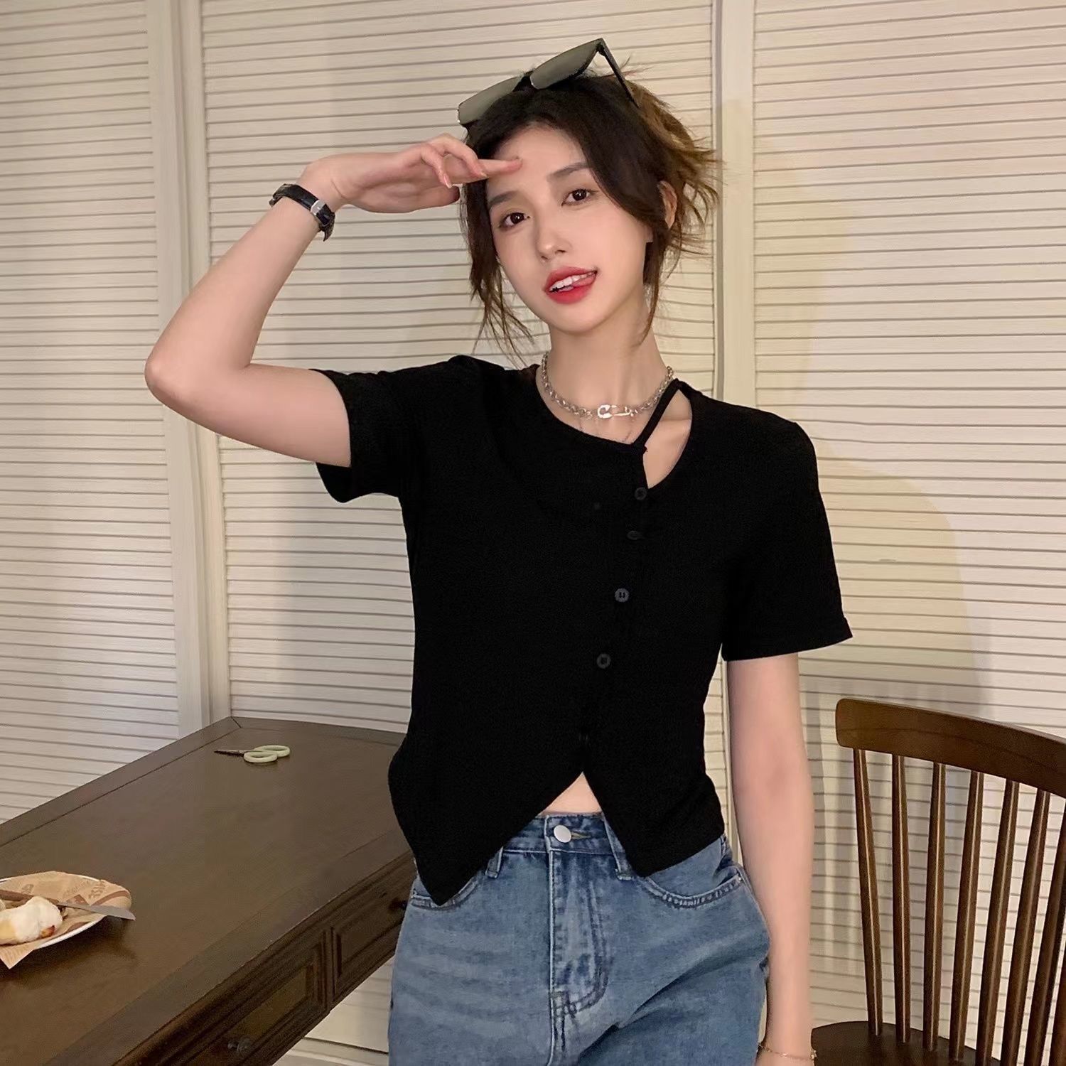 Small fresh black chic irregular short-sleeved t-shirt women s summer new pure desire style design slim top tide S чёрный
Small fresh black chic irregular short-sleeved t-shirt women s summer new pure desire style design slim top tide S чёрный