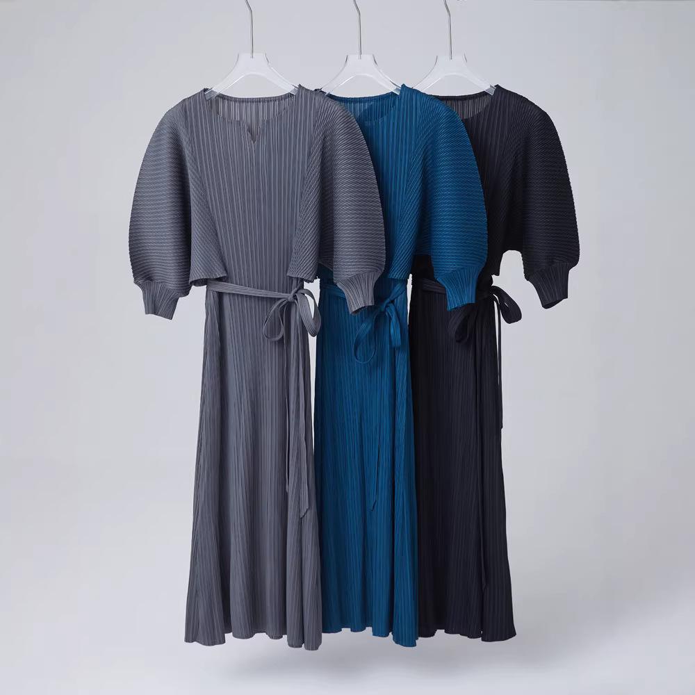 Plus Size Miyake Lantern Sleeve Belted Midi Dress – High-End, Solid Color, Slimming, Niche Style One Size
Plus Size Miyake Lantern Sleeve Belted Midi Dress – High-End, Solid Color, Slimming, Niche Style One Size